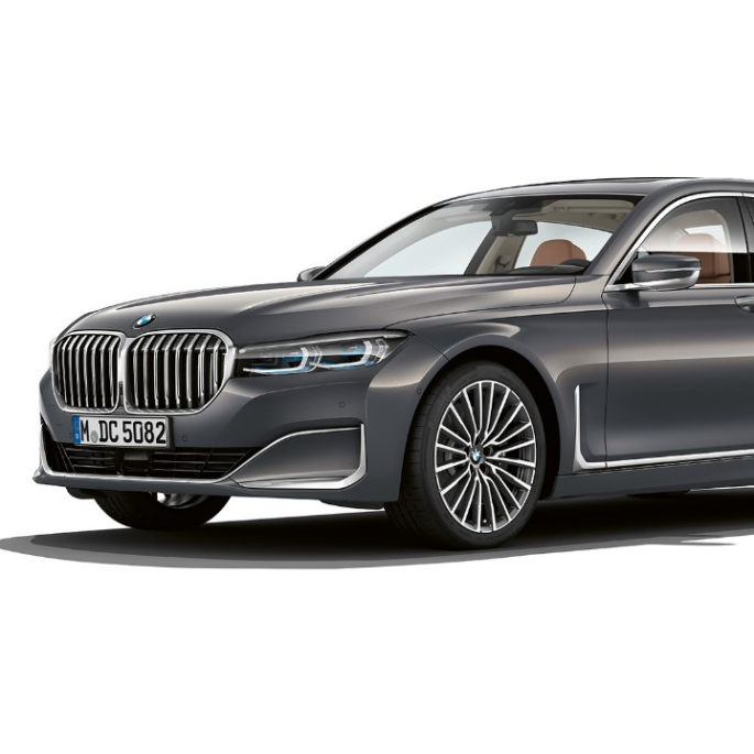BMW serije 7 Limuzina s opcijom Exterior Design Pure Excellence, tročetvrtinski prednji prikaz Sivi BMW serije 7 Limuzina s opcijom Exterior Design Pure Excellence u tročetvrtinskom prednjem prikazu