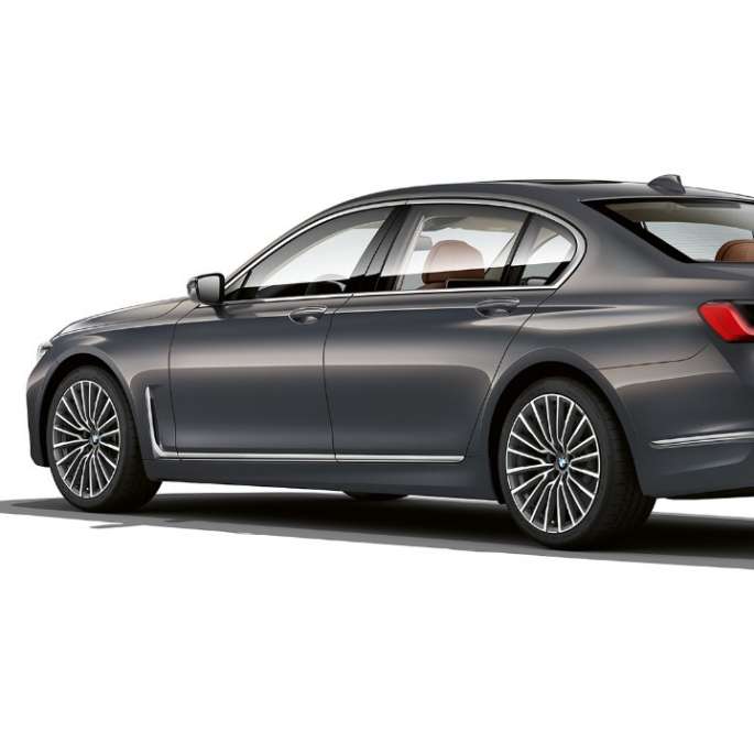 BMW serije 7 Limuzina s opcijom Exterior Design Pure Excellence, tročetvrtinski stražnji prikaz Sivi BMW serije 7 Limuzina s opcijom Exterior Design Pure Excellence u tročetvrtinskom stražnjem prikazu