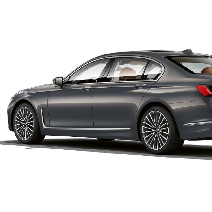 BMW serije 7 Limuzina s opcijom Exterior Design Pure Excellence, tročetvrtinski stražnji prikaz Sivi BMW serije 7 Limuzina s opcijom Exterior Design Pure Excellence u tročetvrtinskom stražnjem prikazu