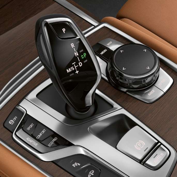 BMW serije 7 Limuzina s opcijom Exterior Design Pure Excellence, ručica prijenosa BMW serije 7 Limuzina s opcijom Exterior Design Pure Excellence: detaljan prikaz ručice prijenosa