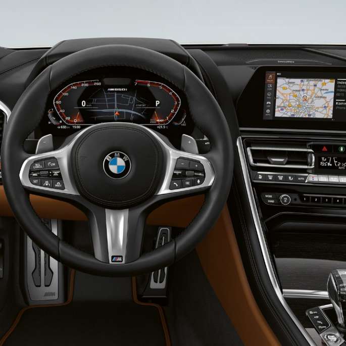 BMW M850i xDrive, Mineral White metalik, kokpit s M kožnim upravljačem. BMW M850i xDrive, Mineral White metalik, kokpit s M kožnim upravljačem.