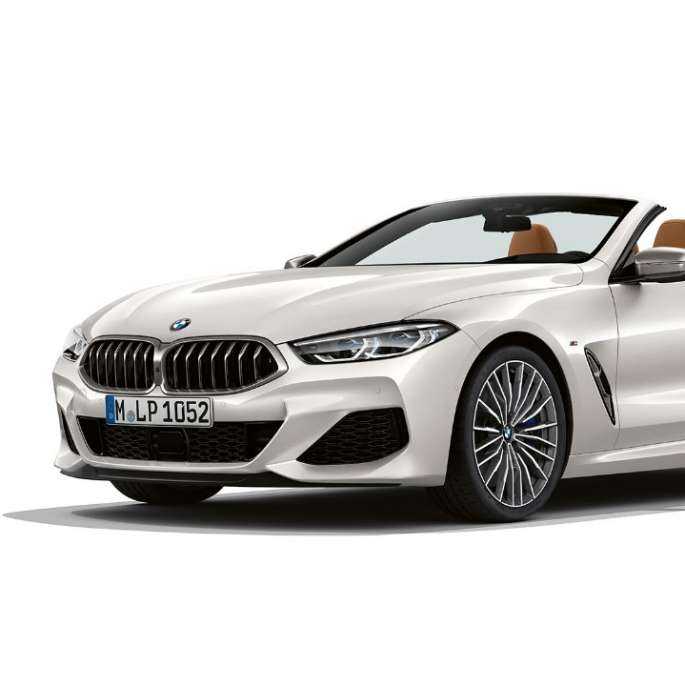 BMW M850i xDrive, Mineral White metalik, tročetvrtinski prikaz prednjeg kraja. BMW M850i xDrive, Mineral White metalik, tročetvrtinski prikaz prednjeg kraja.