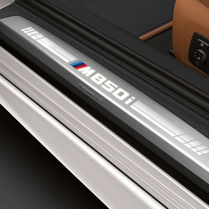 BMW M850i xDrive, Mineral White metalik, uplazni pragovi. BMW M850i xDrive, Mineral White metalik, uplazni pragovi.
