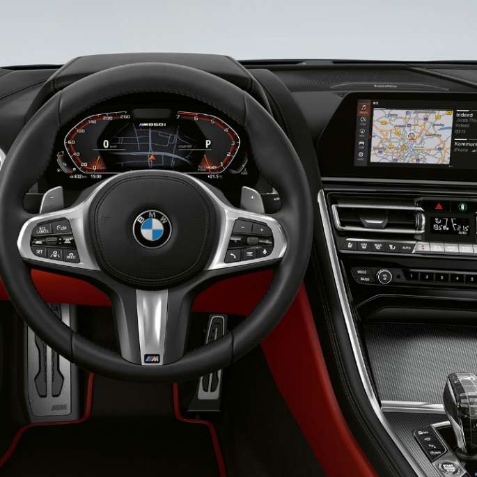 BMW M850i xDrive, Carbon Black metalik, kokpit s M kožnim upravljačem. BMW M850i xDrive, Carbon Black metalik, kokpit s M kožnim upravljačem.