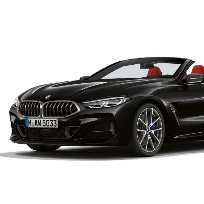 BMW M850i xDrive, Carbon Black metalik, tročetvrtinski prikaz prednjeg kraja. BMW M850i xDrive, Carbon Black metalik, tročetvrtinski prikaz prednjeg kraja.