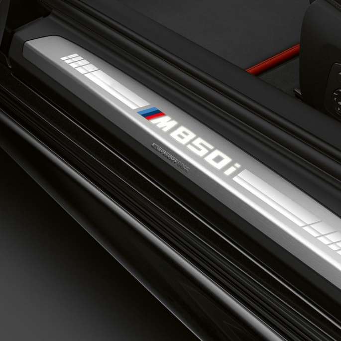 BMW M850i xDrive, Carbon Black metalik, ulazni prag. BMW M850i xDrive, Carbon Black metalik, ulazni prag.