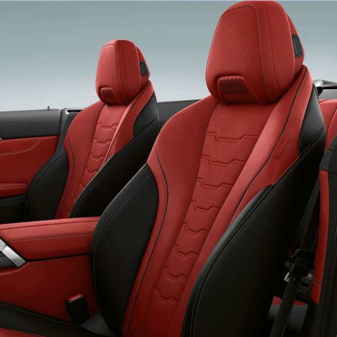 BMW M850i xDrive, Carbon Black metalik, BMW Individual presvlaka od proširene Merino kože najfinije teksture u Fiona Red/Black boji. BMW M850i xDrive, Carbon Black metalik, BMW Individual presvlaka od proširene Merino kože najfinije teksture u Fiona Red/Black boji. <CoSy_data_image_title> (should include keyword)
